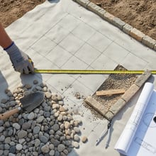 אינפוגרפיקה המציגה במבט מהיר כיצד חלוקי נחל משתלבים בתכנון הגינה